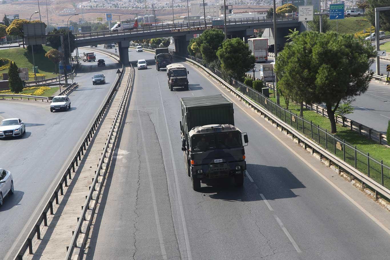 تستمرانتقال شحنات عسكرية إلى الحدود السورية تستمرانتقال شحنات عسكرية إلى الحدود السورية